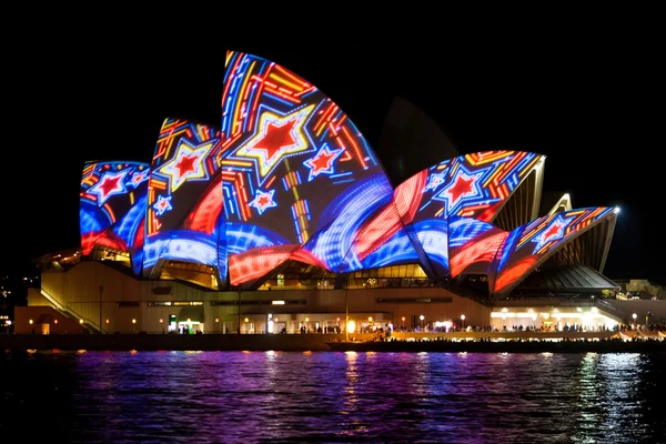 Сиднейский оперный театр на ярком фестивале — стоковое фото