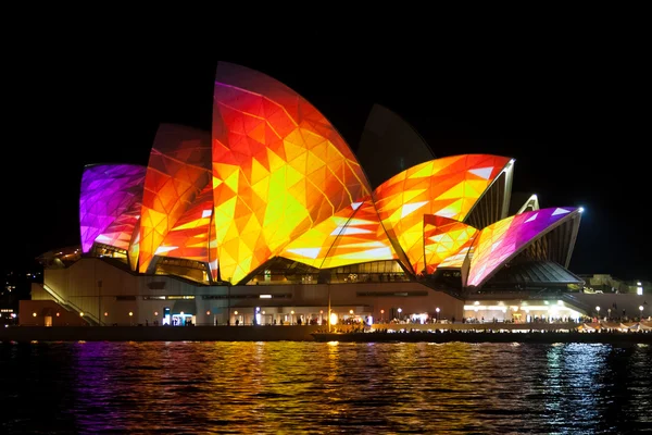 Сиднейский оперный театр на ярком фестивале Стоковое Изображение