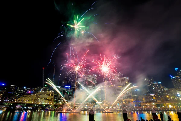 Vuurwerk op Darling Harbour. — Stockfoto