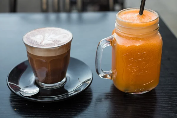 Mocha kahve ve taze bir kavanoza meyve suyu sıkmak