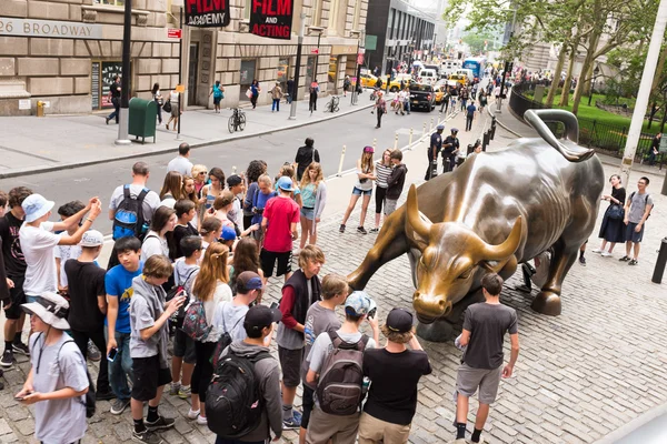 Opladen Bull bronzen sculptuur in Bowling green park — Stockfoto