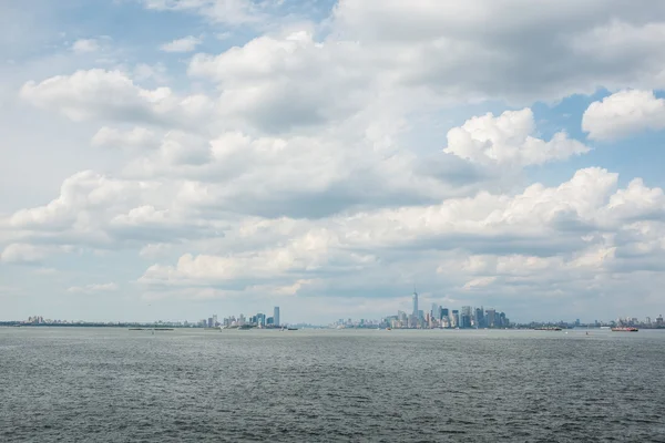 Uma vista sobre Manhattan Island de muito longe . — Fotografia de Stock