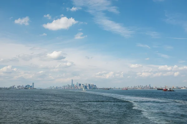 Een uitzicht op Manhattan eiland vanaf heel ver weg. — Stockfoto