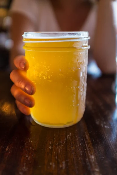 Mano sosteniendo un frasco de cerveza — Foto de Stock