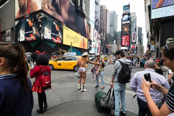 Naked cowboy Times Square на час дня. — стокове фото