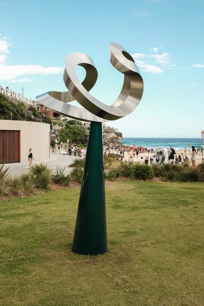 Socha u moře - pobřežní procházka Coogee do Bondi v Sydney, Austrálie. — Stock fotografie