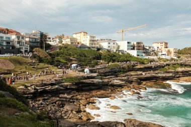 Deniz kenarındaki heykel - Avustralya, Sidney 'deki Bondi' ye sahil yürüyüşü