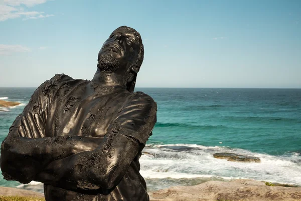 Deniz kenarındaki heykel - Avustralya, Sidney 'de Coogee' den Bondi 'ye sahil yürüyüşü — Stok fotoğraf