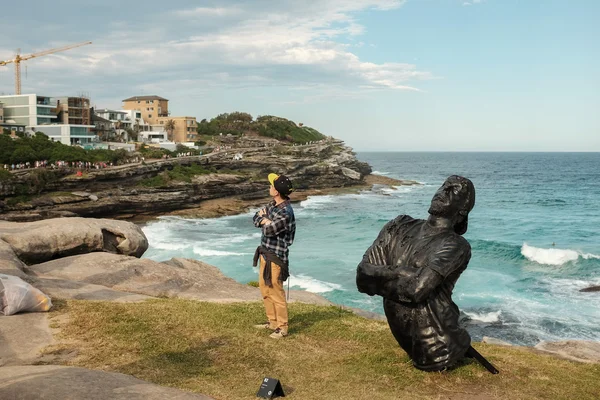 Скульптура у моря - Прибрежная прогулка от Куги до Бонди в Сиднее, Австралия — стоковое фото