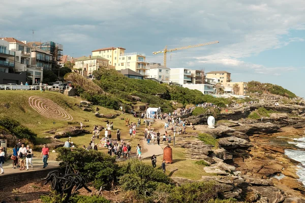 Deniz kenarındaki heykel - Avustralya, Sidney 'deki Bondi' ye sahil yürüyüşü — Stok fotoğraf