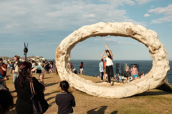 Beeldhouwkunst aan zee - kustwandeling Coogee to Bondi in Sydney, Australië — Stockfoto