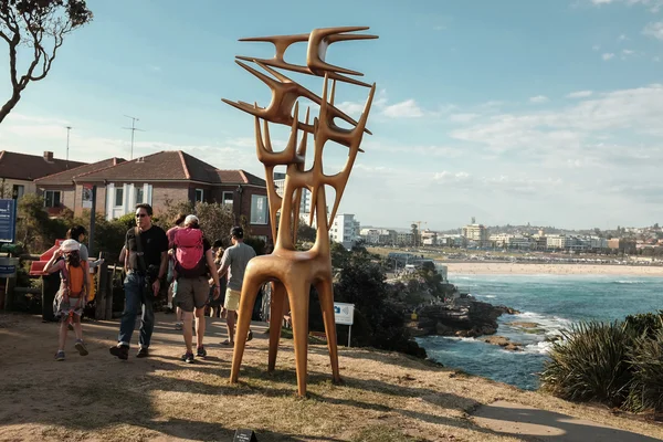 Скульптура у моря - прибрежная прогулка от Куджи до Бонди в Сиднее, Австралия — стоковое фото