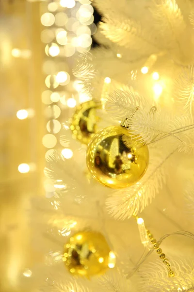 Boules Dorées Sur Sapin Noël Blanc Fond Noël Flou Bokeh — Photo