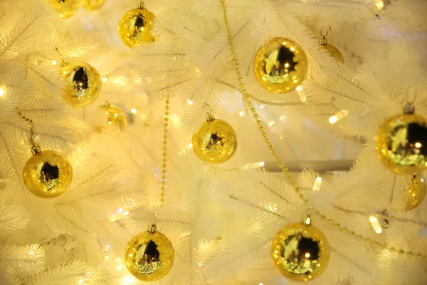 白色的圣诞树 金色的球 模糊的圣诞背景 — 图库照片