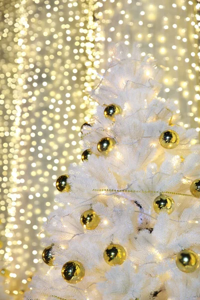 Fondo Borroso Brillantes Luces Oro Led Árbol Navidad Blanco Con — Foto de Stock