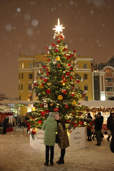 Duas Meninas Perto Uma Grande Árvore Natal Feira Cidade Ano — Fotografia de Stock