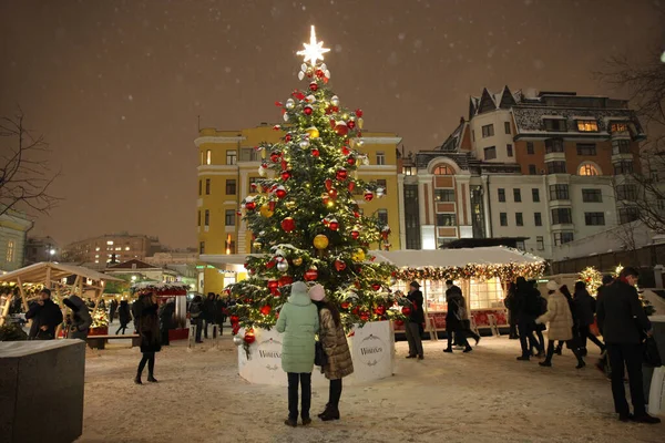 Árvore Natal Grande Feira Cidade Ano Novo Noite Com Uma — Fotografia de Stock