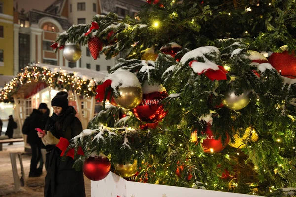 Meninas Com Telefone Perto Uma Grande Árvore Natal Feira Cidade — Fotografia de Stock