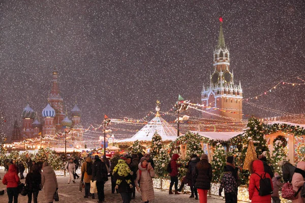 Snow Uma Multidão Pessoas Feira Ano Novo Com Árvores Natal — Fotografia de Stock