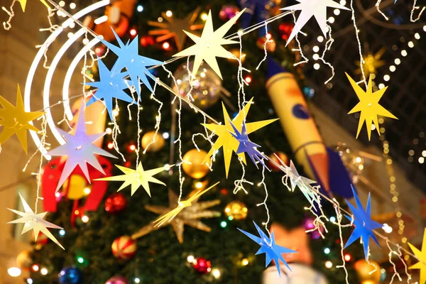 Guirnalda Navidad Estrellas Fondo Árbol Navidad Con Luces — Foto de Stock