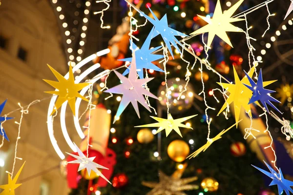 Guirlande Noël Étoiles Sur Fond Lumières Multicolores Scintillantes — Photo