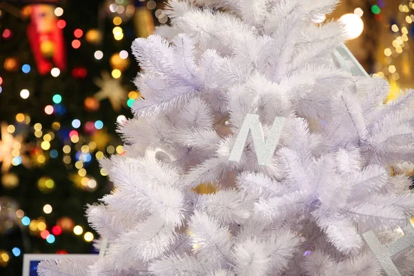 Árbol Navidad Blanco Esponjoso Con Letras Fondo Luces Colores — Foto de Stock