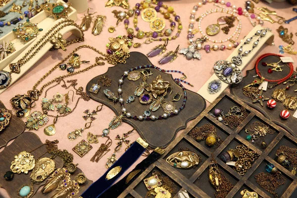 Grande Table Avec Bijoux Couleur Bronze Chat Mouches Perles Bijoux — Photo