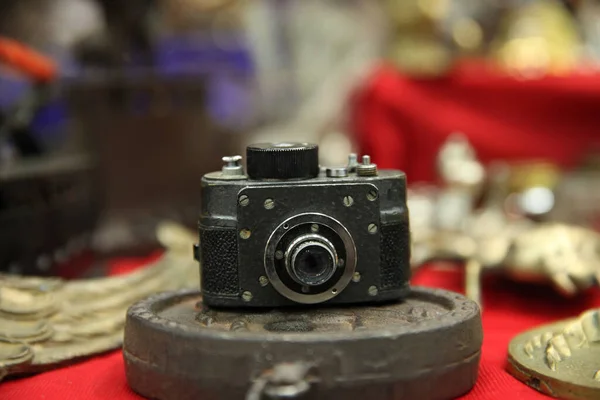 Une Vieille Caméra Espion Très Petite Taille Sur Fond Flou — Photo
