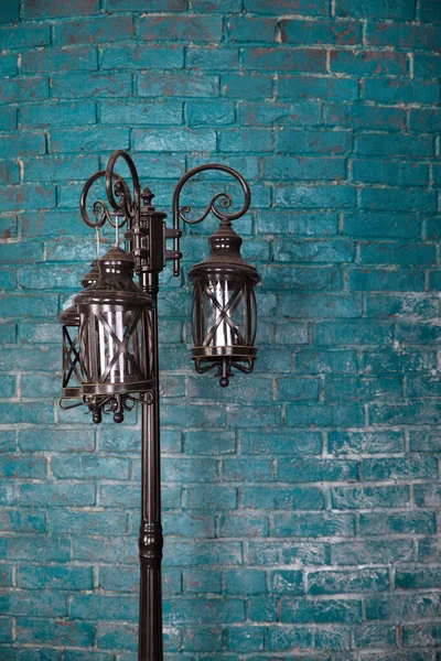 Lampa Czarna Ścianę Malowaną Turkusową Farbą — Zdjęcie stockowe