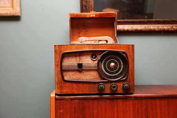 Gammel Radio Med Afspiller Vintage Baggrund Brune Møbler - Stock-foto