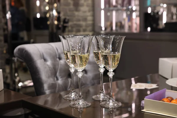 Ποτό Καλωσορίσματος Τέσσερα Κρυστάλλινα Ποτήρια Σαμπάνιας Στο Τραπέζι Στο Εσωτερικό — Φωτογραφία Αρχείου