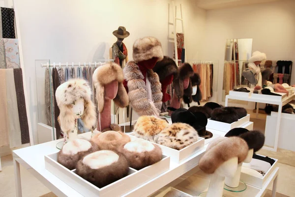 Sombreros Invierno Hechos Piel Natural Ventana Una Boutique Costosa — Foto de Stock