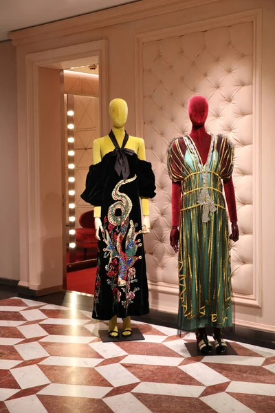 Manekin Mengenakan Gaun Malam Yang Elegan Dari Butik Mahal Latar — Stok Foto