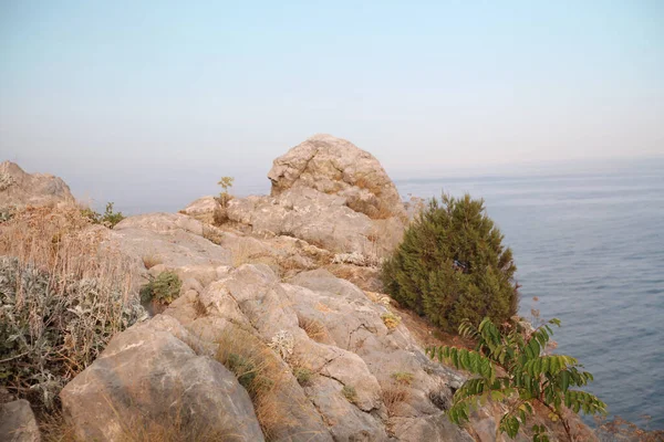 Спокійне Ранкове Море Бежеві Скелі Небі — стокове фото