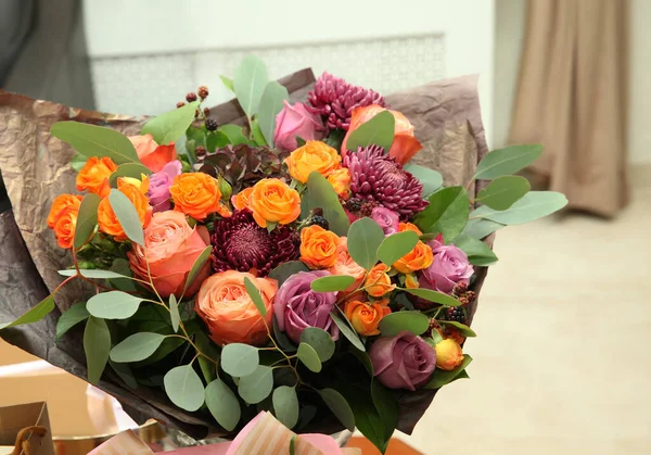 Buquê Flores Rosas Crisântemos Com Plantas Verdes Pacote Vintage — Fotografia de Stock