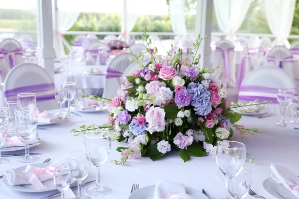 Matrimonio tavola decorazione fiori — Foto Stock