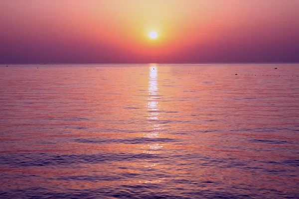 Την Ανατολή του ηλίου. Θάλασσα — Φωτογραφία Αρχείου