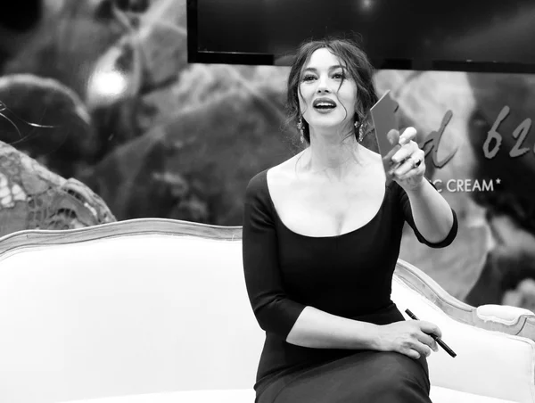 Monica Bellucci en la inauguración de la boutique de Dolce & Gabban — Foto de Stock