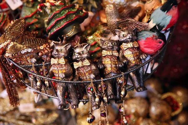 Gatinhos. Decorações de Natal . — Fotografia de Stock