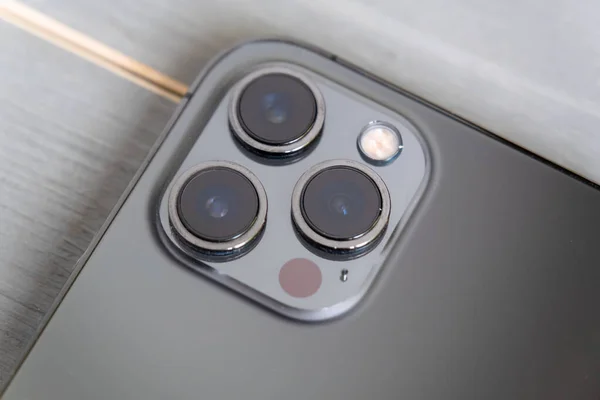 Moskova, Rusya. 13 Temmuz 2021. iPhone 12 'de en fazla üç fotoğraf makinesi..