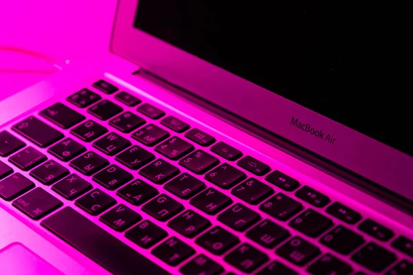 Moskova, Rusya. 13 Temmuz 2021. Mac kitap havası mor ışıkta yakın plan. 