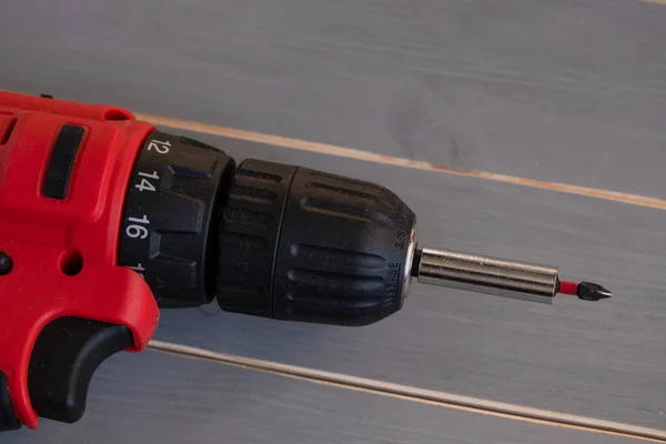 Kırmızı matkap. Yakın plan. Tamir aleti. Tornavida veya elektrikli tornavida..
