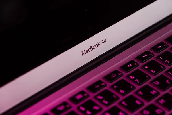 Moskova, Rusya. 13 Temmuz 2021. Mac kitap havası mor ışıkta yakın plan. 