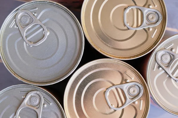 Teneke kutular dolusu yiyecek. Uzun vadeli deposu olan birkaç alüminyum kutu. Yukarıdan görüntüle.