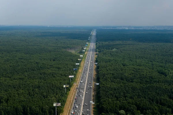 Ormandaki yol, helikopterin manzarası. Yol manzarası 