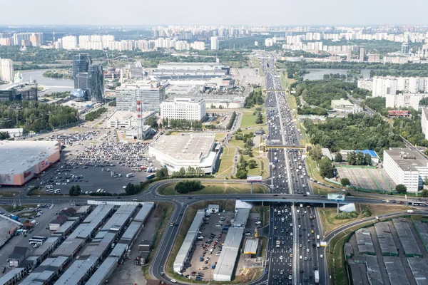 Helikopterden şehir manzarası. Ana yolun görüntüsü