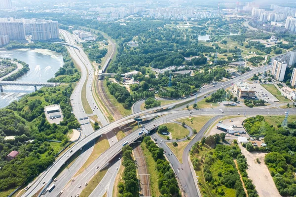 Yukarıdan yol ayrımının görüntüsü. Yol trafiği, arabalar, helikopter manzarası.