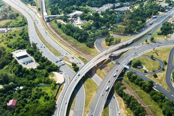 Yukarıdan yol ayrımının görüntüsü. Yol trafiği, arabalar, helikopter manzarası.