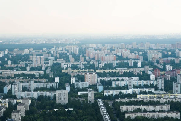 Moskova 'daki beş katlı binaların manzarası. Helikopter görünümü. 