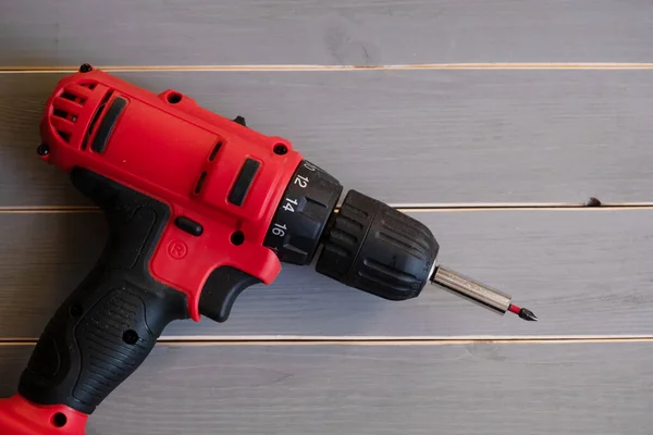 Kırmızı matkap. Yakın plan. Tamir aleti. Tornavida veya elektrikli tornavida..